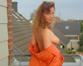 Geile Hausfrau zeigt nackten Luxusk�rper auf privatem Balkon!