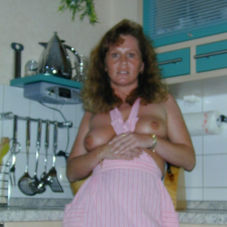 Geile Hausfrau zeigt nackte Haut!