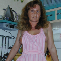 Geile Hausfrau zeigt nackte Haut!