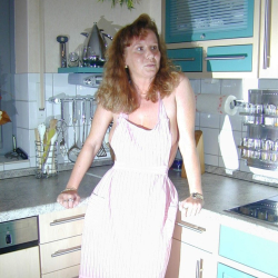 Geile Hausfrau zeigt nackte Haut!