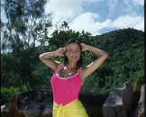 Reife Frau nackt am FKK-Strand
