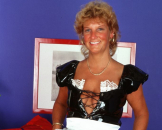 Halb nackt zeigt die bereits reife Mutter, ihre gepiercten Titten und Muschi. Sie tr�gt ein sexy Latex Outfit, verkleidet als ein *** 