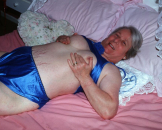 Oma Ina zieht sich nackt aus und zeigt ihre H�ngetitten und ihren schwabbeligen Bauch. Geile private Sexbilder von Oma Ina. 