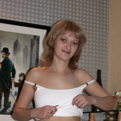 Geile Amateurin mit prallen Silikontitten