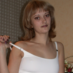 Geile Amateurin mit prallen Silikontitten