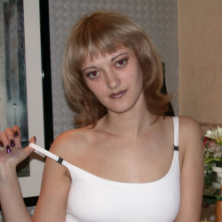 Geile Amateurin mit prallen Silikontitten