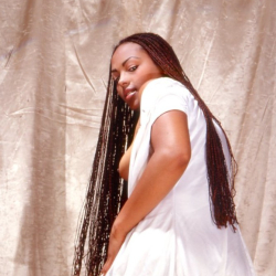Afro-Girl mit geilen H�ngetitten