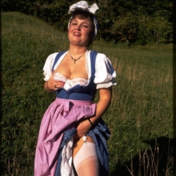 Amateurbilder - pralle Titten unter freiem Himmel