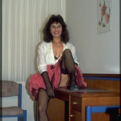 Reife Frau mastubiert auf dem Schreibtisch! - Geile Sexbilder