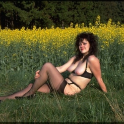 Geile Amateurin! Scharfe Bilder mit einem Dildo