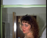 Sie r�kelt sich lasziv auf den Bett und spielt mit einem Dildo. Mit ihrer Netz-Strumpfhose sieht sie sehr scharf aus. Dieses geile Amateurgirl zeigt sich im Bett auf wirklich sch�nen Erotikfotos. 