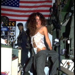 Geiles Luder bei der Army! - Pralle Br�ste in Uniform