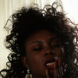 Scharfe Erotikbilder mit einer Afro-Frau