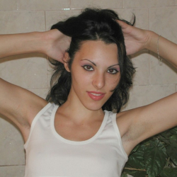 Geiles Luder! Evi mastubiert unter der Dusche