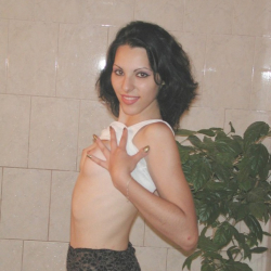 Geiles Luder! Evi mastubiert unter der Dusche