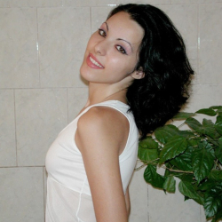 Geiles Luder! Evi mastubiert unter der Dusche