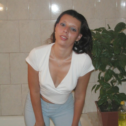 Rassige Latina! Kleine Titten in der Badewanne