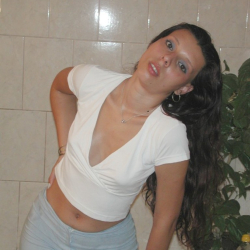 Rassige Latina! Kleine Titten in der Badewanne