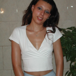 Rassige Latina! Kleine Titten in der Badewanne