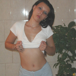 Rassige Latina! Kleine Titten in der Badewanne