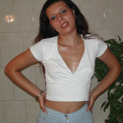 Rassige Latina! Kleine Titten in der Badewanne