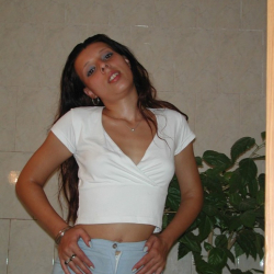 Rassige Latina! Kleine Titten in der Badewanne
