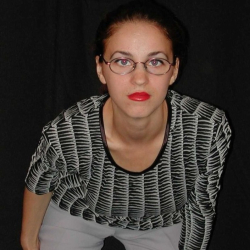 Geile Sexbilder! Gutaussehende Rothaarige hat gro�e Titten und eine rasierte Muschi