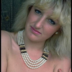 Karen - Reifes Luder in sexy Posen