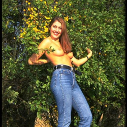 Geile Amateurin mit sexy knackarsch im Garten