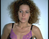 Sie zeigt sich in dieser Bildergalerie in erotischen Posen. Sie hat eine behaarte Muschi und kleine Titten. Stefanie ist eine hemmungslose Amateurin. Absolut sehenswert. 