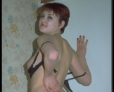 Dabei erlebt sie ganz offensichtlich einen gro�artigen Orgasmus. Geiles Luder in Action, scharfe Sexbilder. Auf der Couch �berkommt sie die Lust und mastubiert mit einem gro�en Dildo. . 