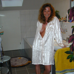 Sabine - Reife Amateurin sch�umt sich in der Badewanne ein