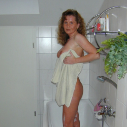 Sabine - Reife Amateurin sch�umt sich in der Badewanne ein