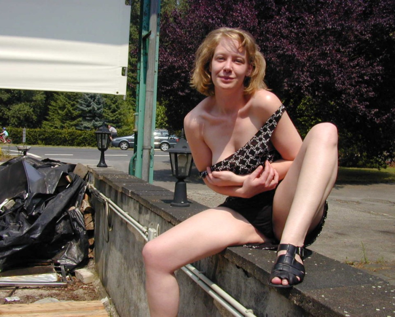 Blondes Luder verf�hrt dich auf offener Stra�e - Hemmungslose Erotikbilder!
