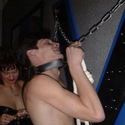 Private Domina verw�hnt ihren Sklaven.