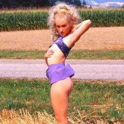 Unter freiem Himmel zeigt sich die hemmungslose Sylvia in scharfen Posen! Sexbilder