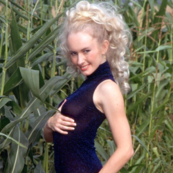 Blondes Luder mastubiert mit einem Maiskolben! Hei�e Bilder
