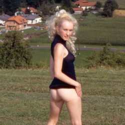 Blondes Luder mastubiert mit einem Maiskolben! Hei�e Bilder