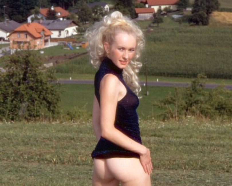 Blondes Luder mastubiert mit einem Maiskolben! Hei�e Bilder