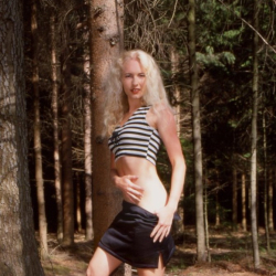 *** Amateurin nackt im Wald! Sexfotos