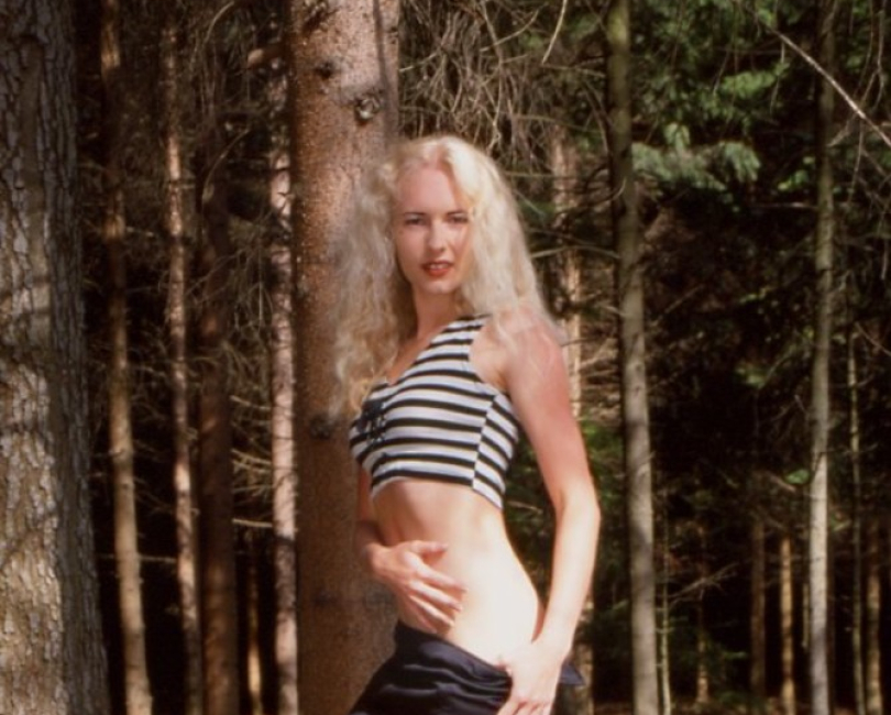 Junge Amateurin nackt im Wald! Sexfotos
