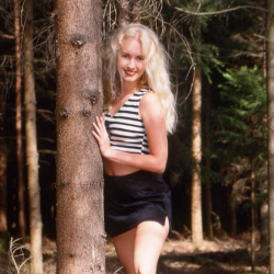 *** Amateurin nackt im Wald! Sexfotos