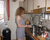 Andrea - l�sterne Hausfrau zeigt ihre enormen H�ngetitten