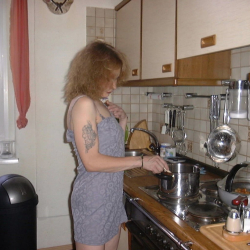 Andrea - l�sterne Hausfrau zeigt ihre enormen H�ngetitten