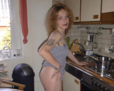 Andrea - l�sterne Hausfrau zeigt ihre enormen H�ngetitten