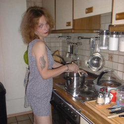 Andrea - l�sterne Hausfrau zeigt ihre enormen H�ngetitten