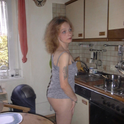Andrea - l�sterne Hausfrau zeigt ihre enormen H�ngetitten