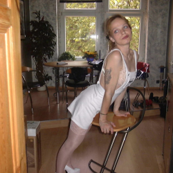 Sehr private Bilder! Erfahrene Andrea zeigt sich in erotischer Reizw�sche