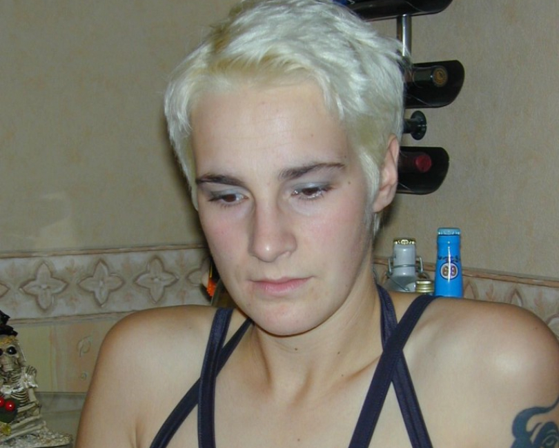 Amateurin zeigt ihre rasierte Muschi