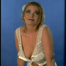 Sexbilder! Blonde Magd mit gro�en Br�sten